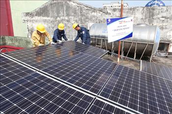 Trao tặng công trình điện mặt trời hòa lưới cho Trường Phổ thông đặc biệt Nguyễn Đình Chiểu (TP. HCM)