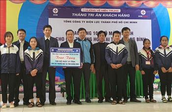 EVNHCMC trao tặng 100 bộ máy tính cho các trường học tại tỉnh Quảng Bình