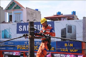 Chùm ảnh: Thợ điện Hưng Yên những ngày nắng khốc liệt 
