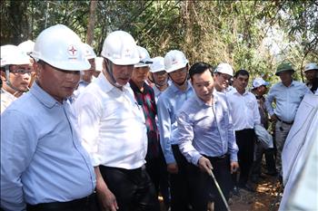 Lãnh đạo tỉnh Quảng Nam và EVN kiểm tra công trường 2 dự án quan trọng phục vụ nhập khẩu điện Lào