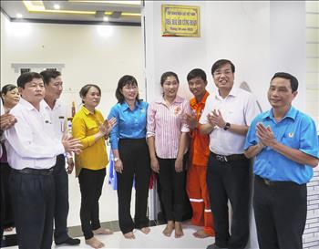 Công đoàn Điện lực Việt Nam gắn biển 5 căn nhà "Mái ấm công đoàn" tại Trà Vinh