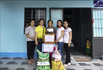 Công đoàn PC Bạc Liêu tặng quà hỗ trợ hộ nghèo 