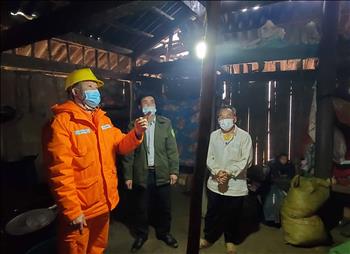 Sơn La: 256 hộ đồng bào dân tộc Mông đón điện lưới quốc gia