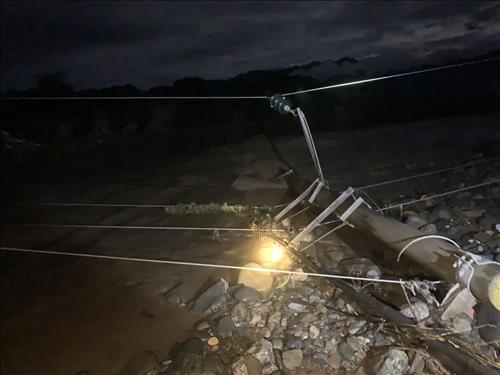 CBCNV Công ty Điện lực Sơn La xuyên đêm khắc phục sự cố do hoàn lưu bão số 2 gây ra