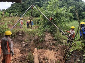 Chùm ảnh: PC Sơn La vượt khó, khắc phục sự cố do mưa lũ