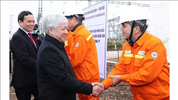 Chùm ảnh: Lãnh đạo Ủy ban MTTQ Việt Nam, Chính phủ, Tổng Liên đoàn Lao động Việt Nam động viên người lao động xây dựng đường dây 500kV mạch 3