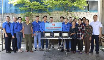 Đoàn thanh niên Công ty Nhiệt điện Nghi Sơn bàn giao công trình “Thắp sáng đường quê” tại Thanh Hóa