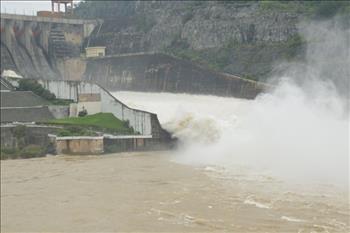 Công điện hỏa tốc về việc đóng tất cả cửa xả đáy của Thủy điện Sơn La và Hòa Bình