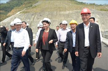 Chủ tịch Quốc hội Nguyễn Thị Kim Ngân thăm và tặng quà CBCNV Nhà máy Thủy điện Lai Châu