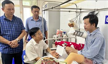 Công đoàn Điện lực Việt Nam thăm hỏi, động viên 2 công nhân đang điều trị tại Bệnh viện bỏng Quốc gia