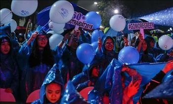 Hà Nội: Hàng trăm bạn trẻ đội mưa cổ vũ đêm nhạc hưởng ứng Giờ trái đất 2018