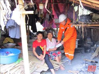 Điện lực Quan Sơn chung tay hỗ trợ gia đình có hoàn cảnh đặc biệt khó khăn
