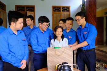 Đoàn thanh niên EVN tổ chức chương trình về nguồn nhân dịp kỷ niệm 130 năm Ngày sinh Chủ tịch Hồ Chí Minh 