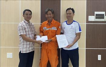Công đoàn PC Tây Ninh trao kinh phí hỗ trợ sửa nhà cho đoàn viên công đoàn