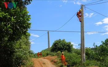 Điện thắp sáng đã về đến các bản làng vùng cao Quảng Nam