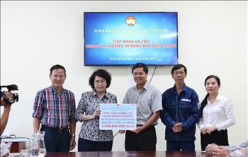 EVNHCMC tiếp tục trao 500 triệu đồng ủng hộ đồng bào miền Trung