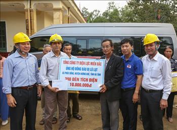 EVNNPC: Tặng 3.500 đèn pin cho người dân vùng lũ Hà Tĩnh