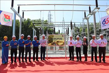 Gắn biển công trình thanh niên kỷ niệm 66 năm Ngày Truyền thống ngành Điện lực Việt Nam