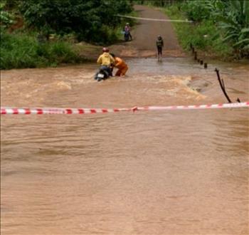 Gia Lai: Nhóm nhân viên Điện lực dũng cảm cứu người gặp nạn do nước lũ