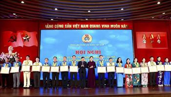 Công đoàn EVNHANOI vinh dự được nhận Bằng khen của Tổng Liên đoàn Lao động Việt Nam