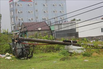 Lưới điện Hà Tĩnh bị thiệt hại nặng do bão số 10