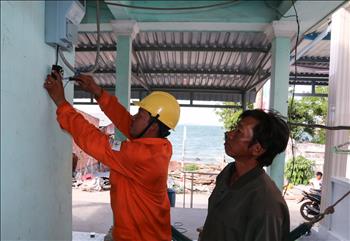 Hơn 500 hộ dân xã đảo Hòn Nghệ đã được dùng điện lưới quốc gia