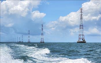 Phối hợp kiểm tra, giám sát tín hiệu đèn báo hiệu hàng hải tại các trụ điện trên biển