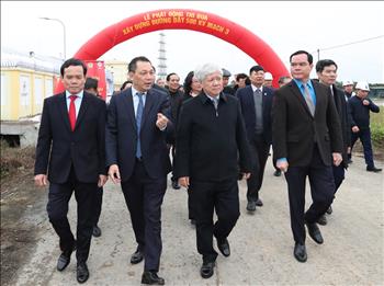 Lãnh đạo Ủy ban MTTQ Việt Nam, Chính phủ, Tổng Liên đoàn Lao động Việt Nam động viên người lao động xây dựng đường dây 500kV mạch 3