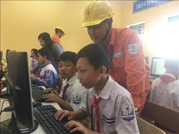 Tặng 22 bộ máy tính cho học sinh Trường Tiểu học Bắc Sơn B (Hà Nội)
