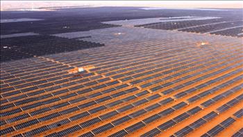 Nhà máy điện xanh trên sa mạc đầu tiên của Trung Quốc hòa lưới điện quốc gia
