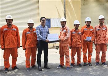 Thành viên HĐTV EVN Cao Quang Quỳnh thăm, tặng quà người lao động EVNSPC nhân Tháng Công nhân 2023