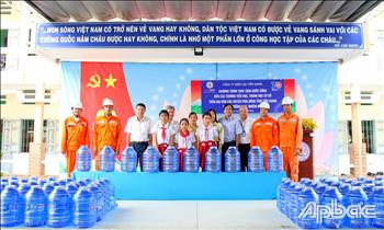 Công ty Điện lực Tiền Giang: Tặng 1.500 bình nước uống cho các trường học khu vực phía Đông