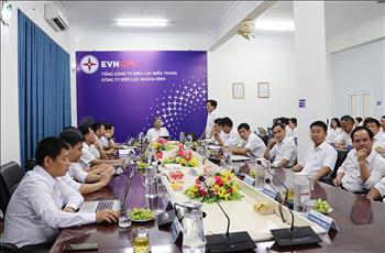 Tổng giám đốc EVN Trần Đình Nhân làm việc tại Công ty Điện lực Quảng Bình