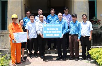 Công đoàn Điện lực Việt Nam thăm cán bộ, nhân viên Trạm điện Cồn Cỏ