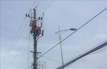 Chùm ảnh: EVN huy động lực lượng khắc phục sự cố lưới điện ngay sau bão số 10