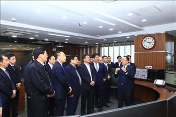 Thủ tướng Chính phủ Phạm Minh Chính thăm Trung tâm Điều độ Hệ thống điện Quốc gia