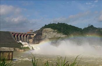 Thủy điện Hòa Bình tích nước hồ chứa, sẵn sàng cho mùa khô 2017