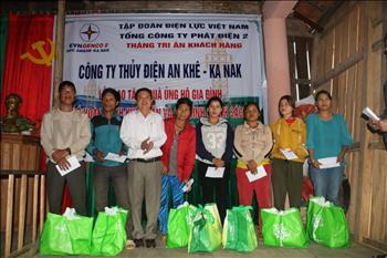 Công ty Thủy điện An Khê – Ka Nak trao tặng 240 suất quà tới đồng bào nghèo