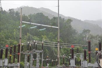 Gió giật cấp 8, cấp 9: Nhiều xã của huyện Vân Đồn bị mất điện