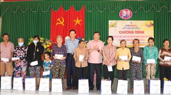 Tổng Công ty Phát điện 1 trao tặng 100 phần quà Tết cho các hộ gia đình có hoàn cảnh khó khăn tỉnh Trà Vinh