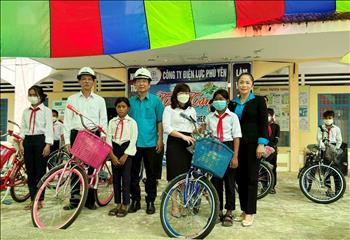 Công ty Điện lực Phú Yên: Tặng 10 xe đạp cho học sinh nghèo vượt khó