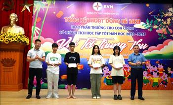 Công ty Thủy điện Sơn La tổ chức trao phần thưởng cho con CBCNV có thành tích học tập tốt
