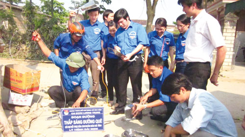 Khánh thành công trình thắp sáng đường quê tại Hàm Yên