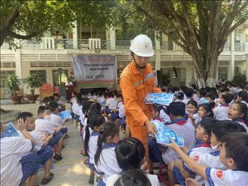 PC Long An tuyên truyền tiết kiệm điện tại trường tiểu học Châu Văn Liêm và Tân Phú