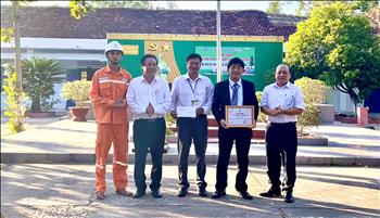 PC Phú Yên trao thưởng cho các tập thể, cá nhân đạt giải cuộc thi “Học sinh với kiến thức sử dụng điện an toàn - tiết kiệm - hiệu quả”