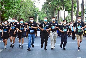 250 cán bộ công nhân viên Tổng công ty Điện lực TP Hồ Chí Minh chạy bộ hưởng ứng Giờ Trái đất 2022