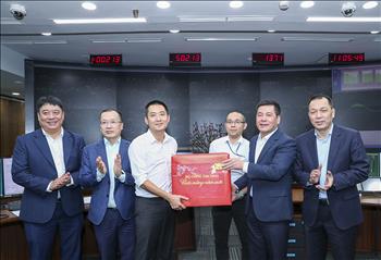 Bộ trưởng Nguyễn Hồng Diên kiểm tra và chúc Tết CBCNV Trung tâm Điều độ Hệ thống điện Quốc gia