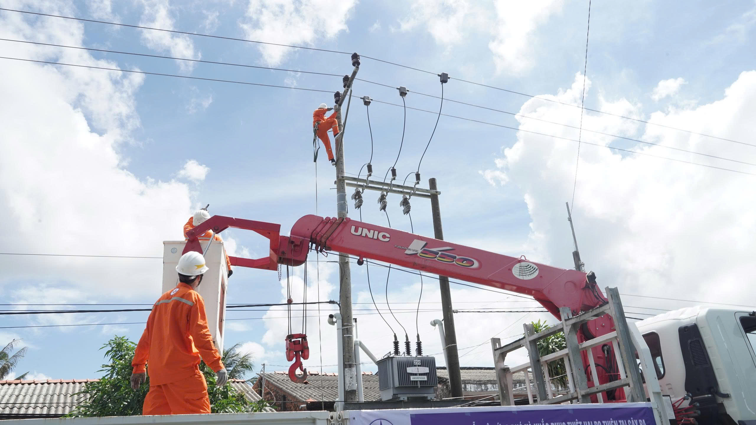 EVNSPC nỗ lực đảm bảo điện cho kỳ nghỉ lễ Quốc khánh 2/9