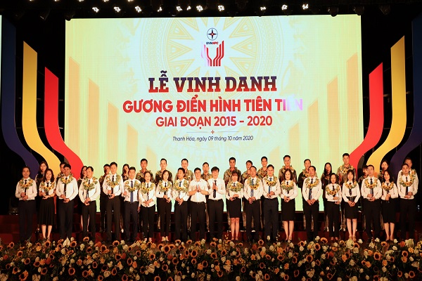 Cúp Vinh Danh Pha Lê Hình Chiếc Lá TD501