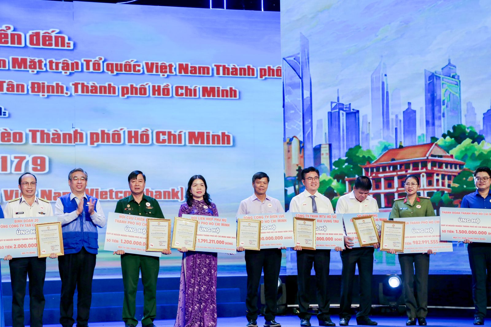 EVNHCMC ủng hộ 1,5 tỷ đồng vào Quỹ “Vì người nghèo” TP. Hồ Chí Minh